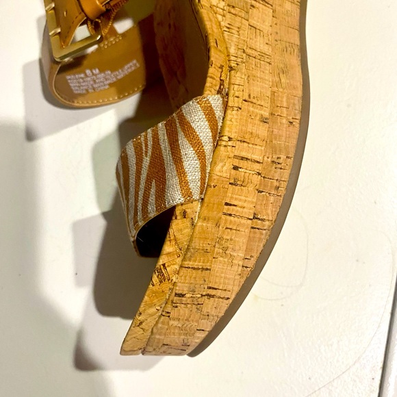 NWOT Women’s platform sandals - Picture 4 of 7